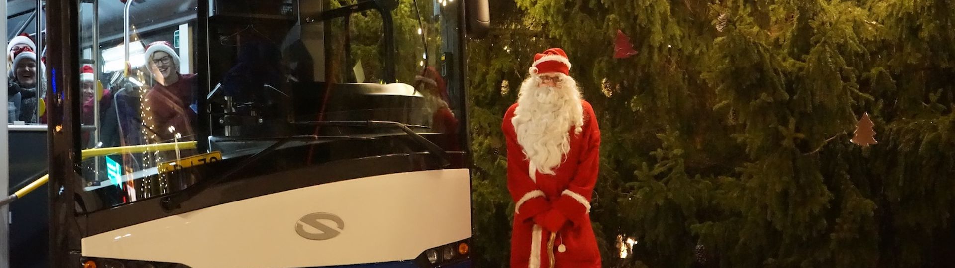Święty Mikołaj jeździ autobusem elektrycznym marki Solaris