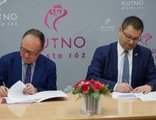 Jacek Boczkaja, Zastępca Prezydenta Miasta, Andrzej Sienkiewicz, Solaris Bus&nbsp;& Coach S.A. podczas podpisania umowy na&nbsp;dostarczenie 6 elektrycznych autobusów do&nbsp;Kutna.